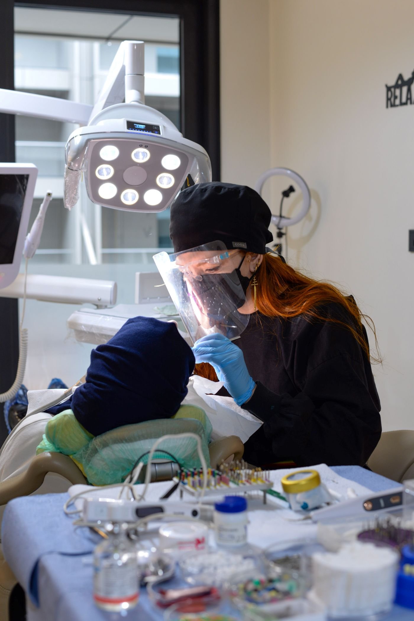 Profissional realizando atendimento odontológico
