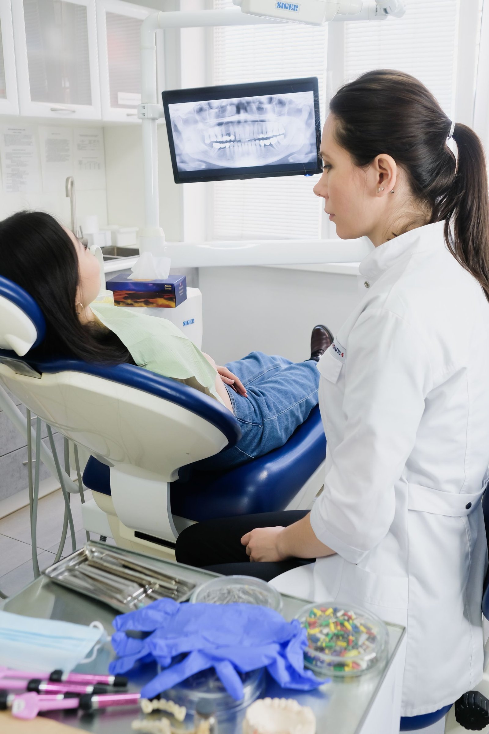 Dentista avaliando exame odontológico de paciente