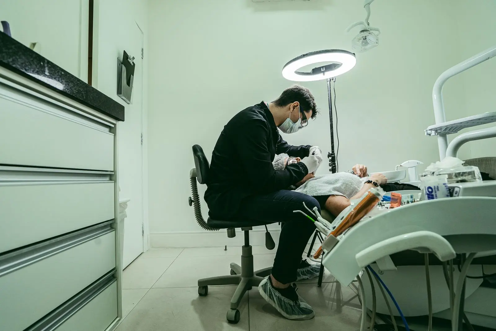 Atendimento odontológico em consultório moderno
