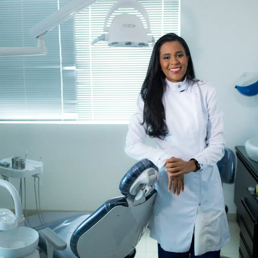 Dra. Juliana Jorge em seu consultório odontológico