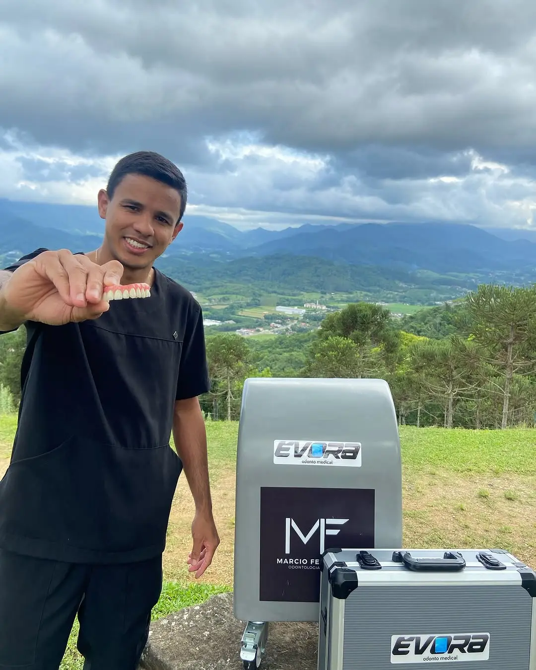 Dr. Marcio Fernandes com equipamento de odontologia domiciliar