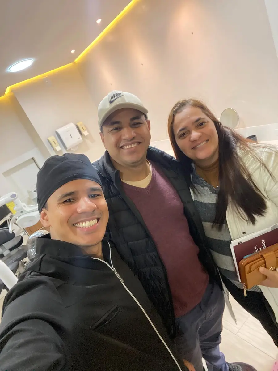 Dr. Marcio com pacientes no consultório