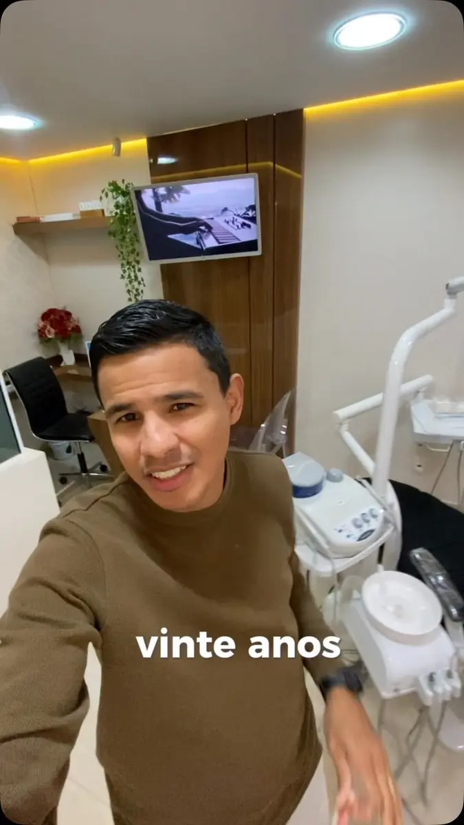 Dr. Marcio Fernandes em seu consultório odontológico
